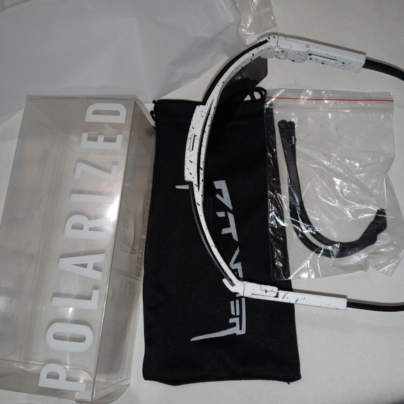 Adult Polarized Viper Style Sunglasses With Accessories - Picture 4 of 8